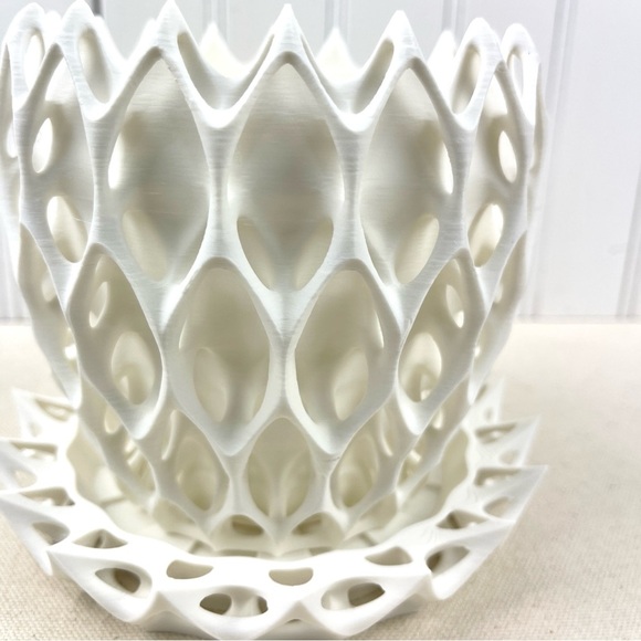 Invader Planter Pot, Small Indoor Flower Pot, Modern Planter with Saucer - Picture 4 of 9